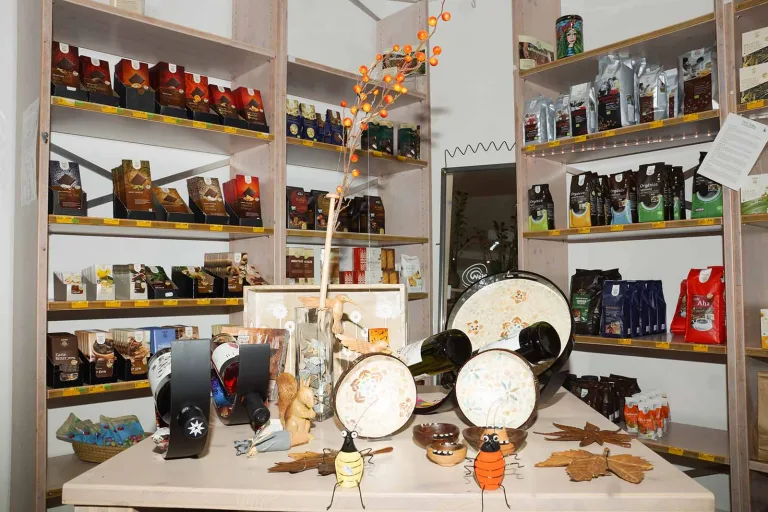 Ein Tisch mit Tellern und anderen Gegenständen darauf