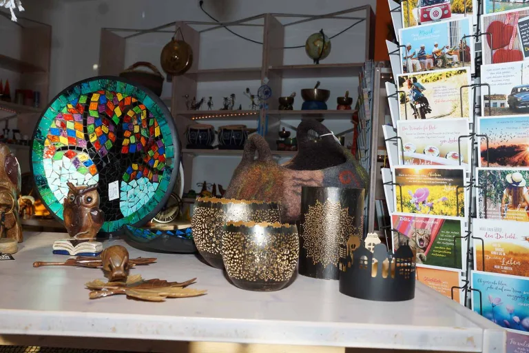 Ein mit Vasen und anderen Gegenständen gedeckter Tisch