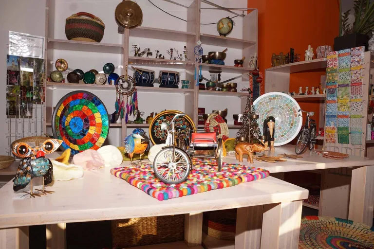 Ein Tisch mit einer Reihe verschiedener Gegenstände darauf